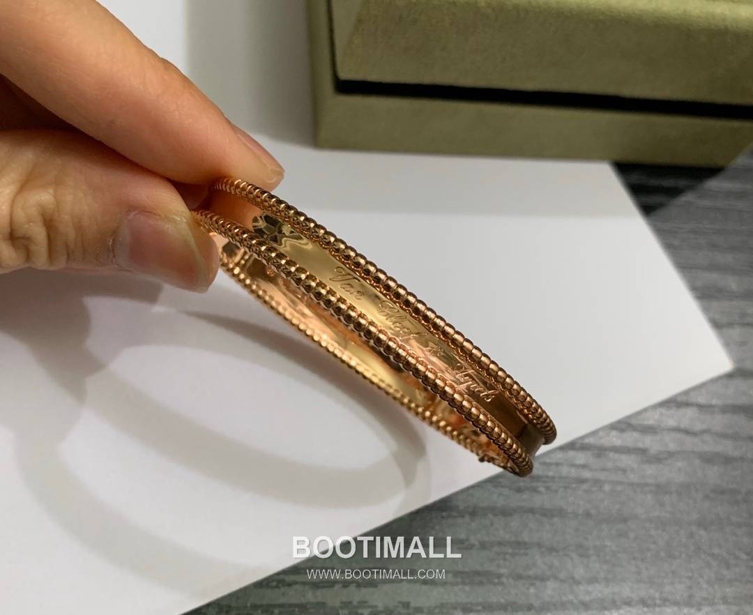 Van Cleef & Arpels Signature Brass Gold Plated Bracelet with Logo Motif 반클리프아펠 시그니처 황동 골드도금 브레이슬릿 로고 모티프 17cm 17