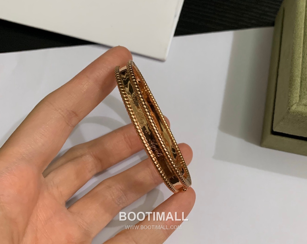 Van Cleef & Arpels Signature Brass Gold Plated Bracelet with Logo Motif 반클리프아펠 시그니처 황동 골드도금 브레이슬릿 로고 모티프 17cm 18