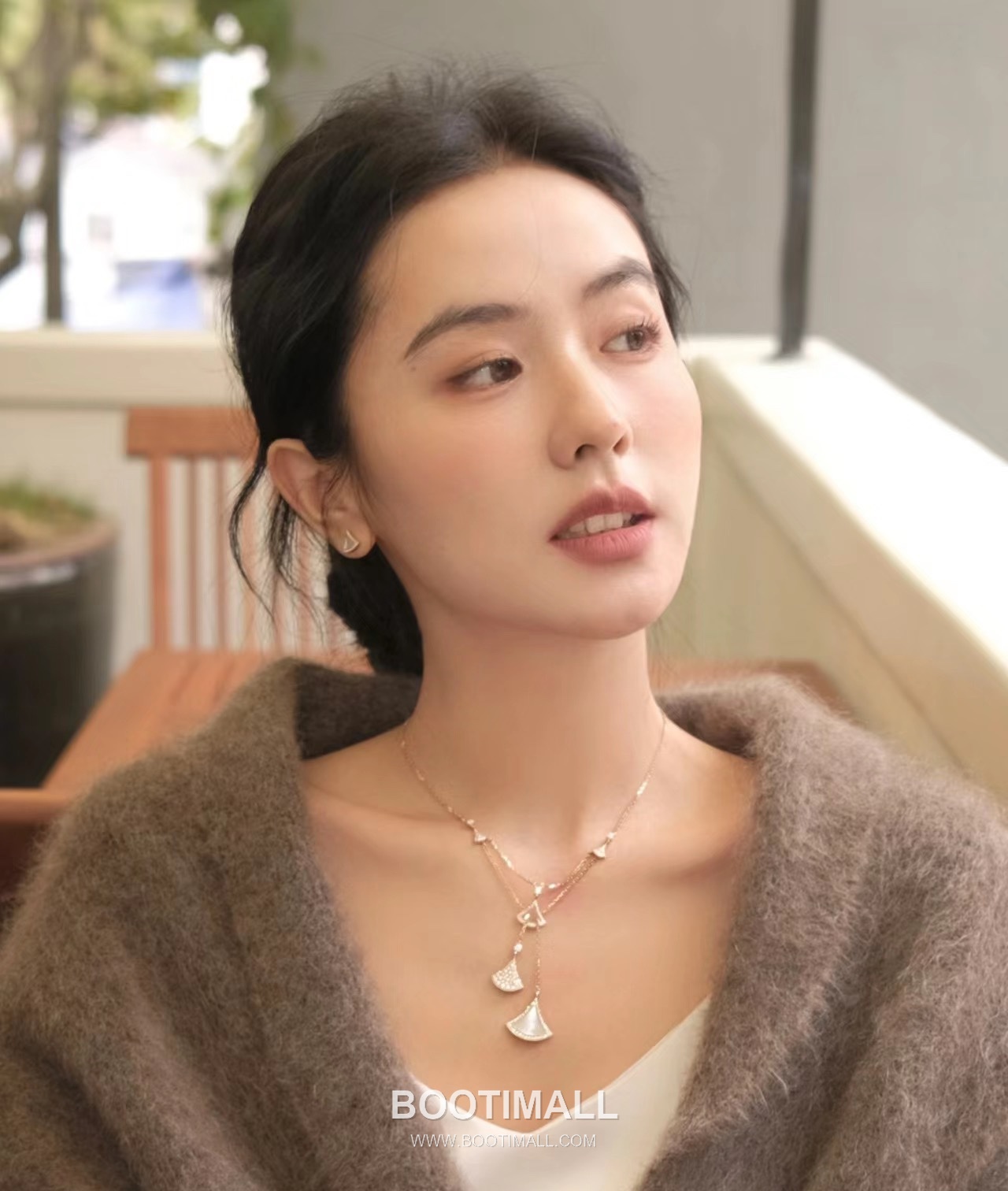 Bvlgari Divas' Dream Brass Gold Plated Necklace with Fan Pendant and Mother of Pearl 불가리 디바스 드림 황동 베이스 금도금 네클리스 팬 펜던트 자개 1
