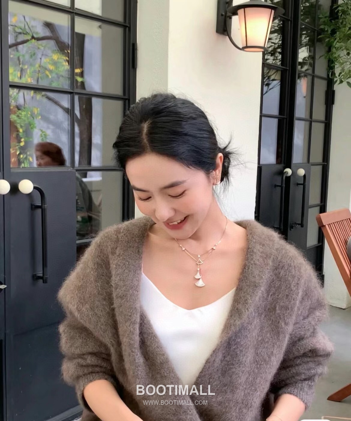 Bvlgari Divas' Dream Brass Gold Plated Necklace with Fan Pendant and Mother of Pearl 불가리 디바스 드림 황동 베이스 금도금 네클리스 팬 펜던트 자개 2