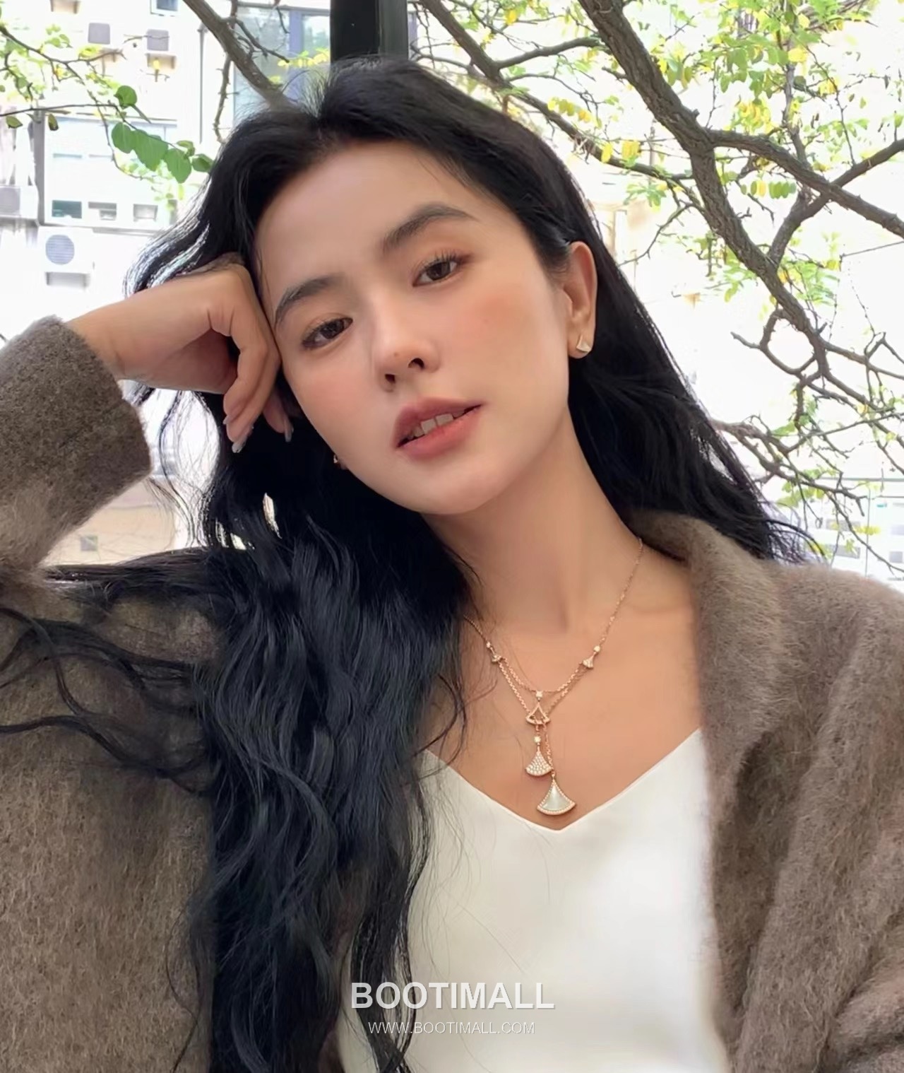 Bvlgari Divas' Dream Brass Gold Plated Necklace with Fan Pendant and Mother of Pearl 불가리 디바스 드림 황동 베이스 금도금 네클리스 팬 펜던트 자개 3