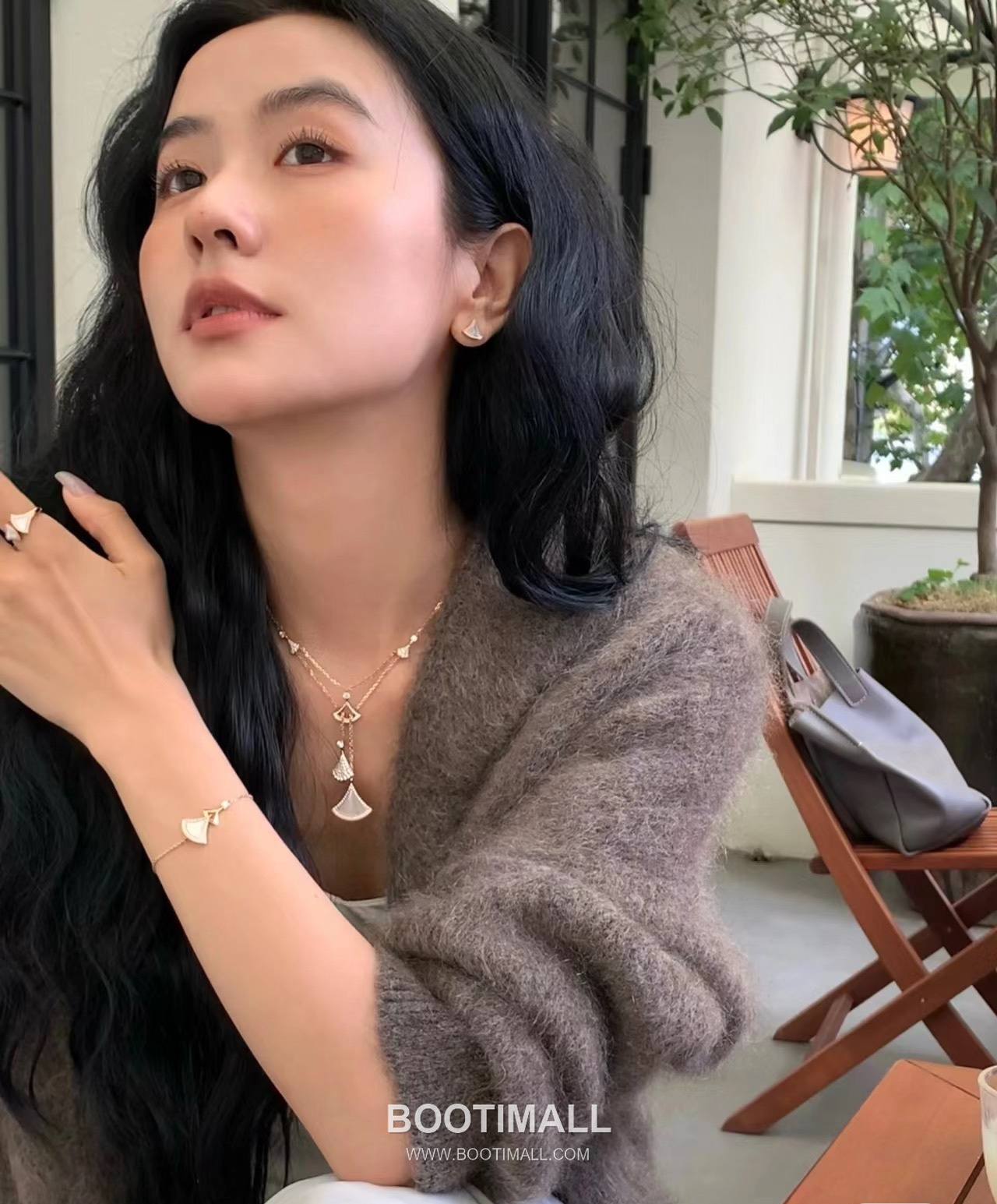 Bvlgari Divas' Dream Brass Gold Plated Necklace with Fan Pendant and Mother of Pearl 불가리 디바스 드림 황동 베이스 금도금 네클리스 팬 펜던트 자개 5
