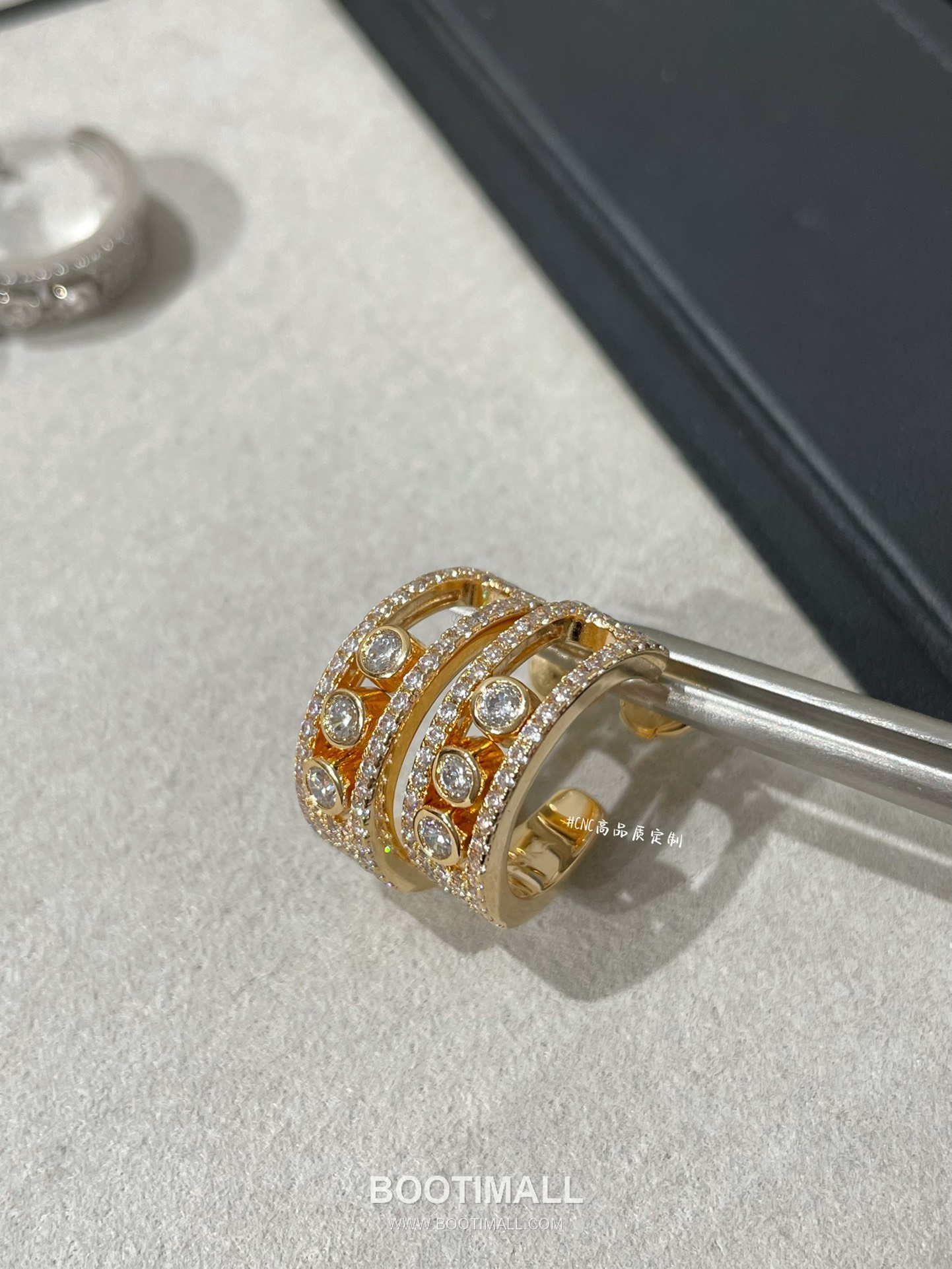 Messika Move Brass Gold Plated Earring with Moving Diamond Hoop 메시카 무브 황동 베이스 금도금 이어링 무빙 다이아 후프 2