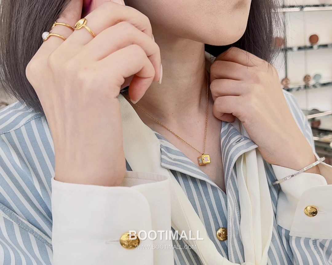 Celine Triomphe Brass Gold Plated Necklace with Enamel Square Pendant 셀린느 트리옹프 황동 베이스 금도금 네클리스 에나멜 스퀘어 펜던트 4