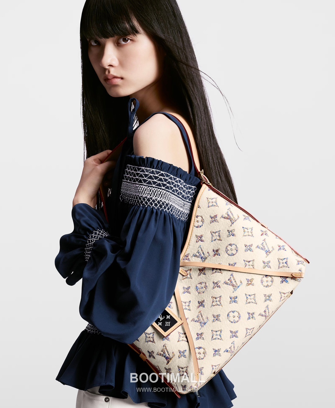 Louis Vuitton CarryAll PM Monogram Jacquard Textile Leather Trim Tote Bag with Gradient Pattern Mirror Charm 루이비통 캐리올 PM 자카드 텍스타일 레더 트림 토트백 그라데이션 미러 참 M24707 29cm 7
