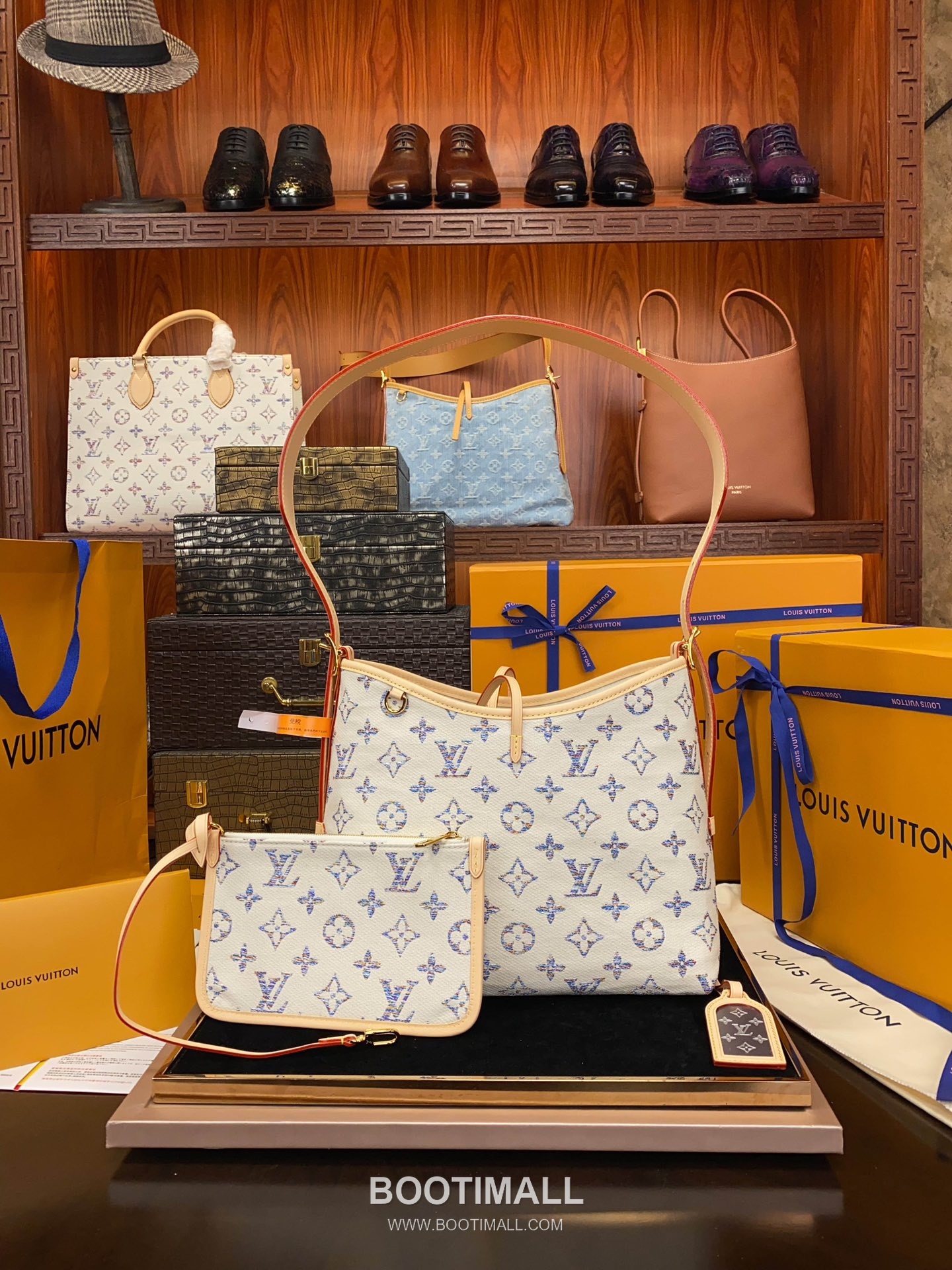 Louis Vuitton CarryAll PM Monogram Jacquard Textile Leather Trim Tote Bag with Gradient Pattern Mirror Charm 루이비통 캐리올 PM 자카드 텍스타일 레더 트림 토트백 그라데이션 미러 참 M24707 29cm 10