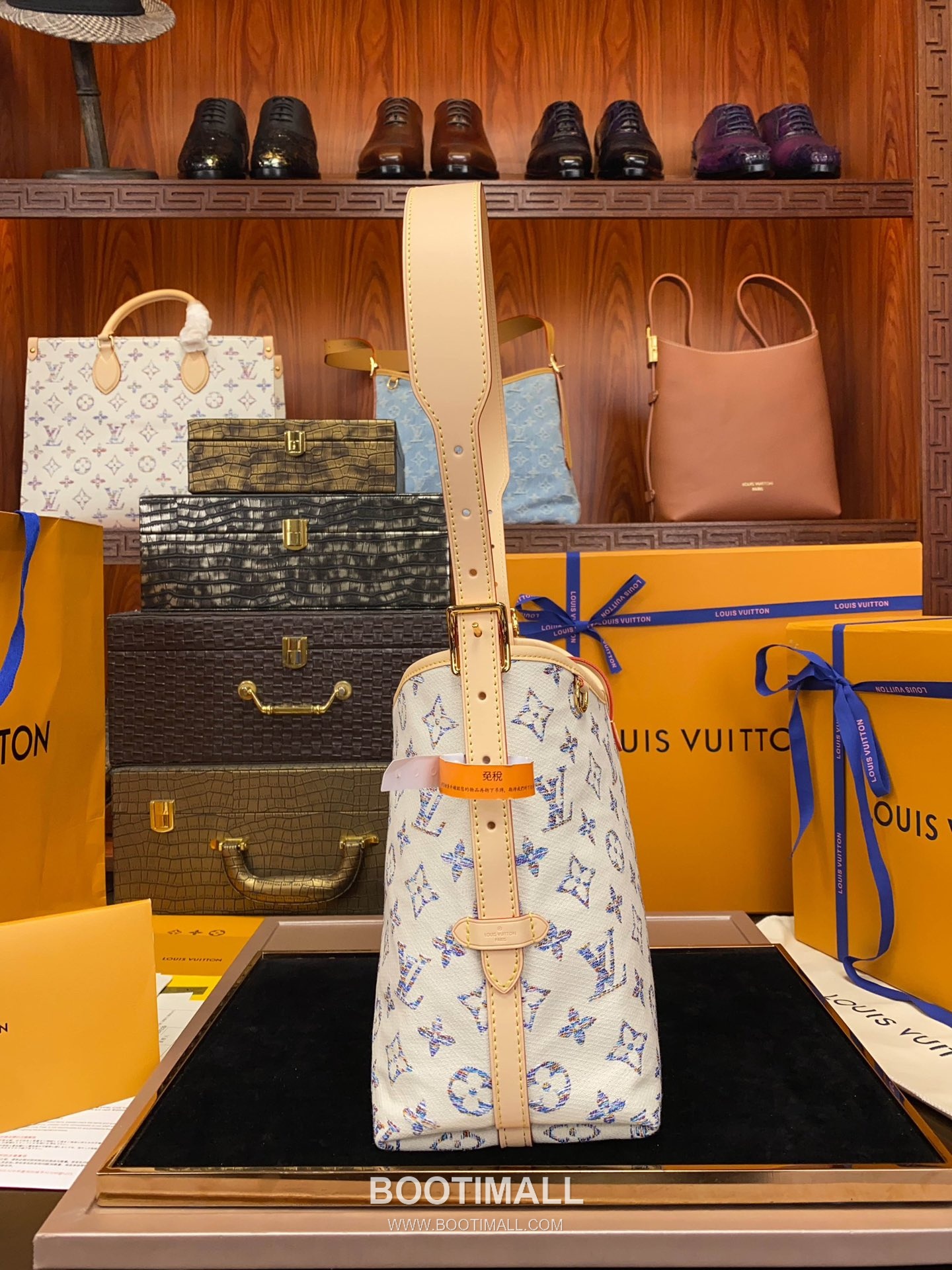 Louis Vuitton CarryAll PM Monogram Jacquard Textile Leather Trim Tote Bag with Gradient Pattern Mirror Charm 루이비통 캐리올 PM 자카드 텍스타일 레더 트림 토트백 그라데이션 미러 참 M24707 29cm 12