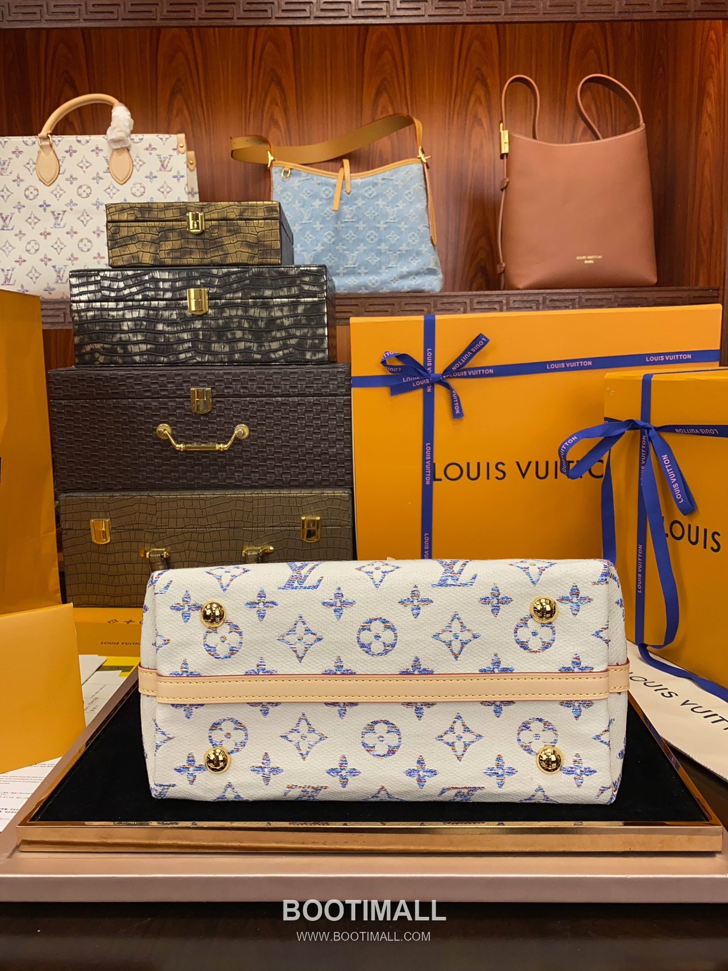 Louis Vuitton CarryAll PM Monogram Jacquard Textile Leather Trim Tote Bag with Gradient Pattern Mirror Charm 루이비통 캐리올 PM 자카드 텍스타일 레더 트림 토트백 그라데이션 미러 참 M24707 29cm 14