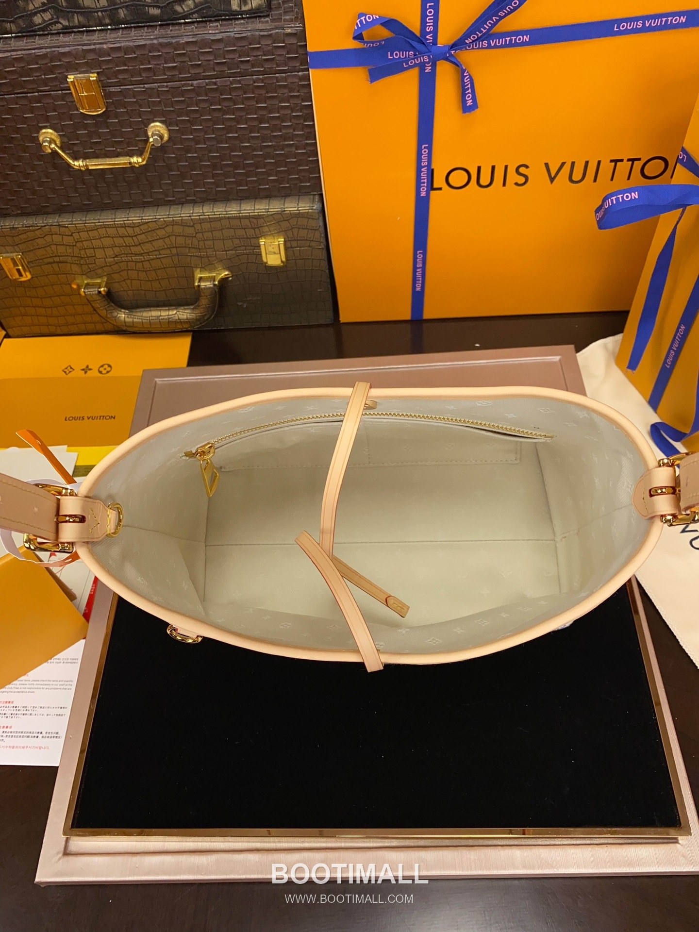 Louis Vuitton CarryAll PM Monogram Jacquard Textile Leather Trim Tote Bag with Gradient Pattern Mirror Charm 루이비통 캐리올 PM 자카드 텍스타일 레더 트림 토트백 그라데이션 미러 참 M24707 29cm 17