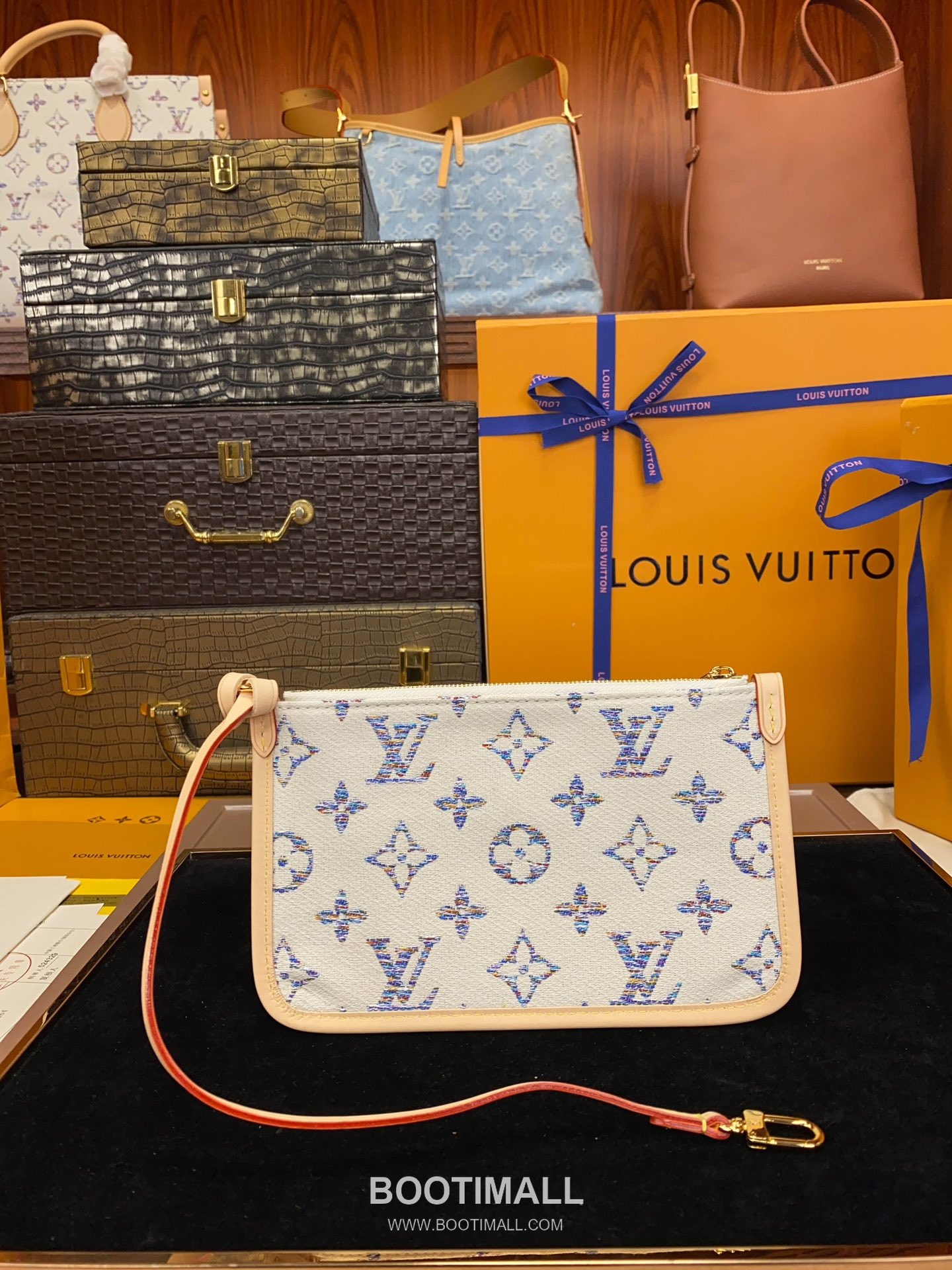 Louis Vuitton CarryAll PM Monogram Jacquard Textile Leather Trim Tote Bag with Gradient Pattern Mirror Charm 루이비통 캐리올 PM 자카드 텍스타일 레더 트림 토트백 그라데이션 미러 참 M24707 29cm 18