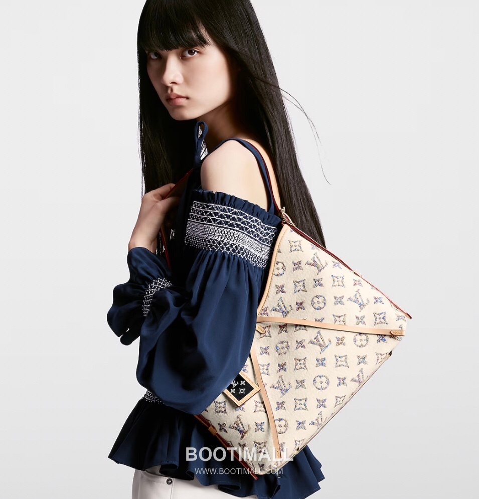 Louis Vuitton CarryAll PM Monogram Jacquard Textile Leather Trim Tote Bag with Gradient Pattern Mirror Charm 루이비통 캐리올 PM 자카드 텍스타일 레더 트림 토트백 그라데이션 미러 참 M24707 29cm 20