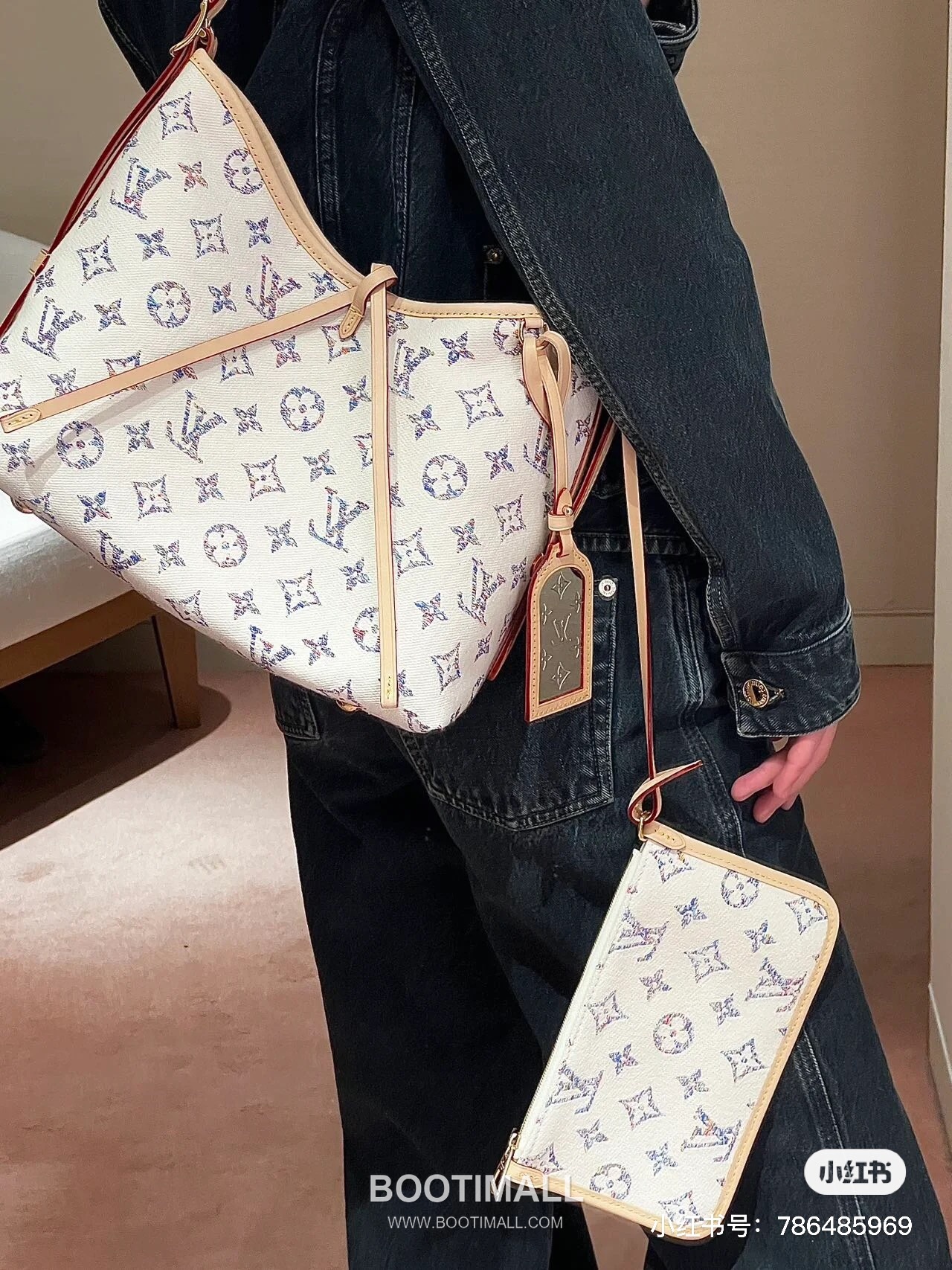 Louis Vuitton CarryAll PM Monogram Jacquard Textile Leather Trim Tote Bag with Gradient Pattern Mirror Charm 루이비통 캐리올 PM 자카드 텍스타일 레더 트림 토트백 그라데이션 미러 참 M24707 29cm 24