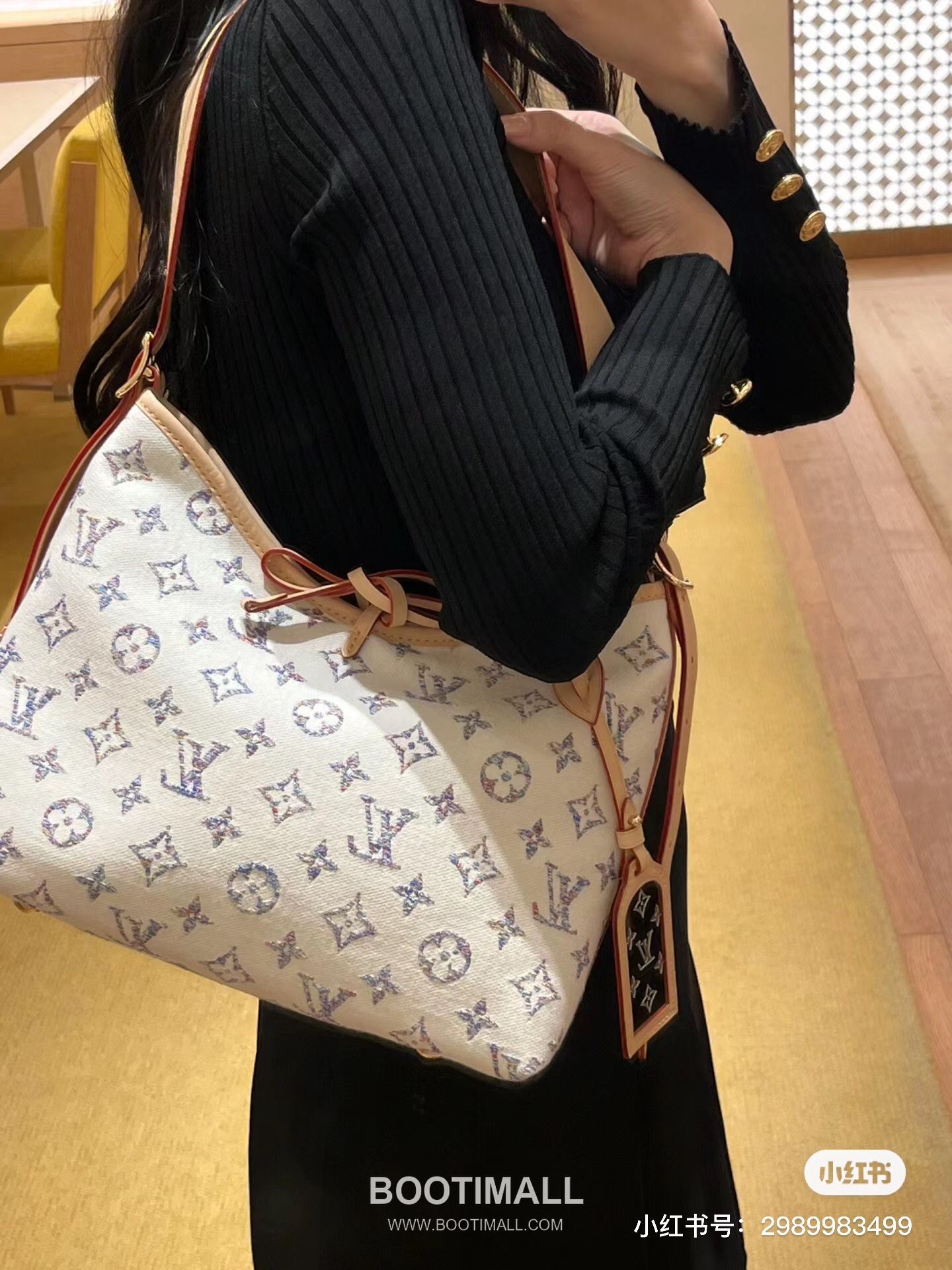 Louis Vuitton CarryAll PM Monogram Jacquard Textile Leather Trim Tote Bag with Gradient Pattern Mirror Charm 루이비통 캐리올 PM 자카드 텍스타일 레더 트림 토트백 그라데이션 미러 참 M24707 29cm 25