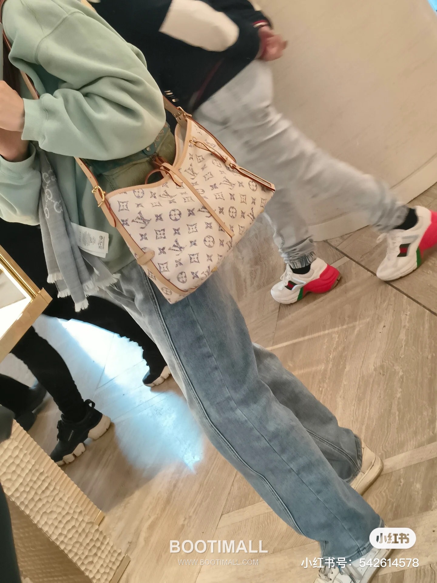 Louis Vuitton CarryAll PM Monogram Jacquard Textile Leather Trim Tote Bag with Gradient Pattern Mirror Charm 루이비통 캐리올 PM 자카드 텍스타일 레더 트림 토트백 그라데이션 미러 참 M24707 29cm 26