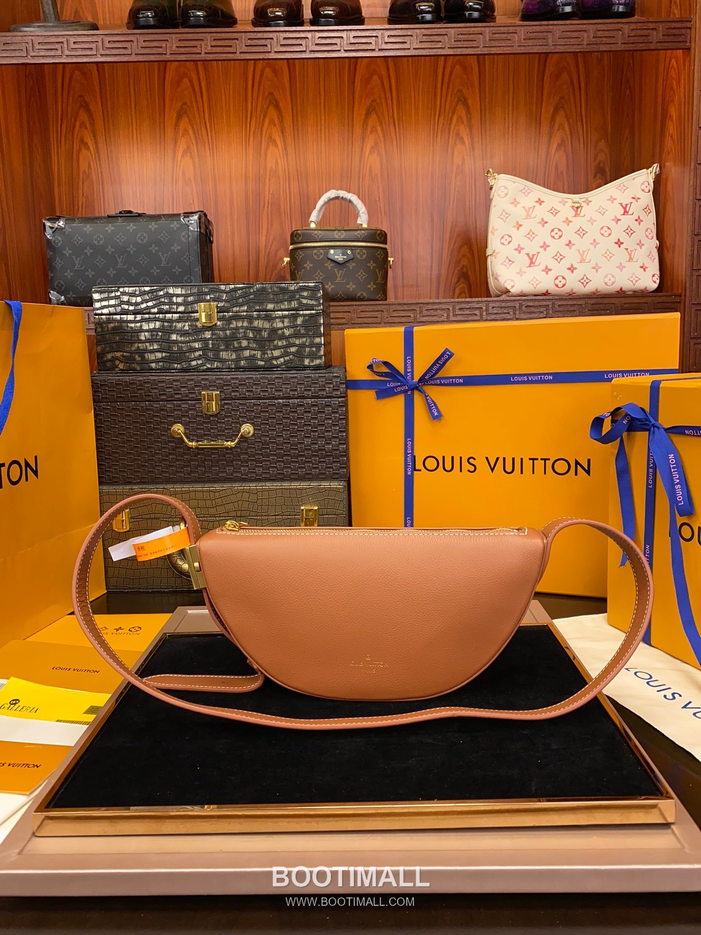 Louis Vuitton Low Key Bumbag Calfskin Leather Crossbody Bag with Zip Pocket Lock Detail 루이비통 로우키 범백 카프스킨 크로스백 지퍼 포켓 락 디테일 M83546 28cm 4
