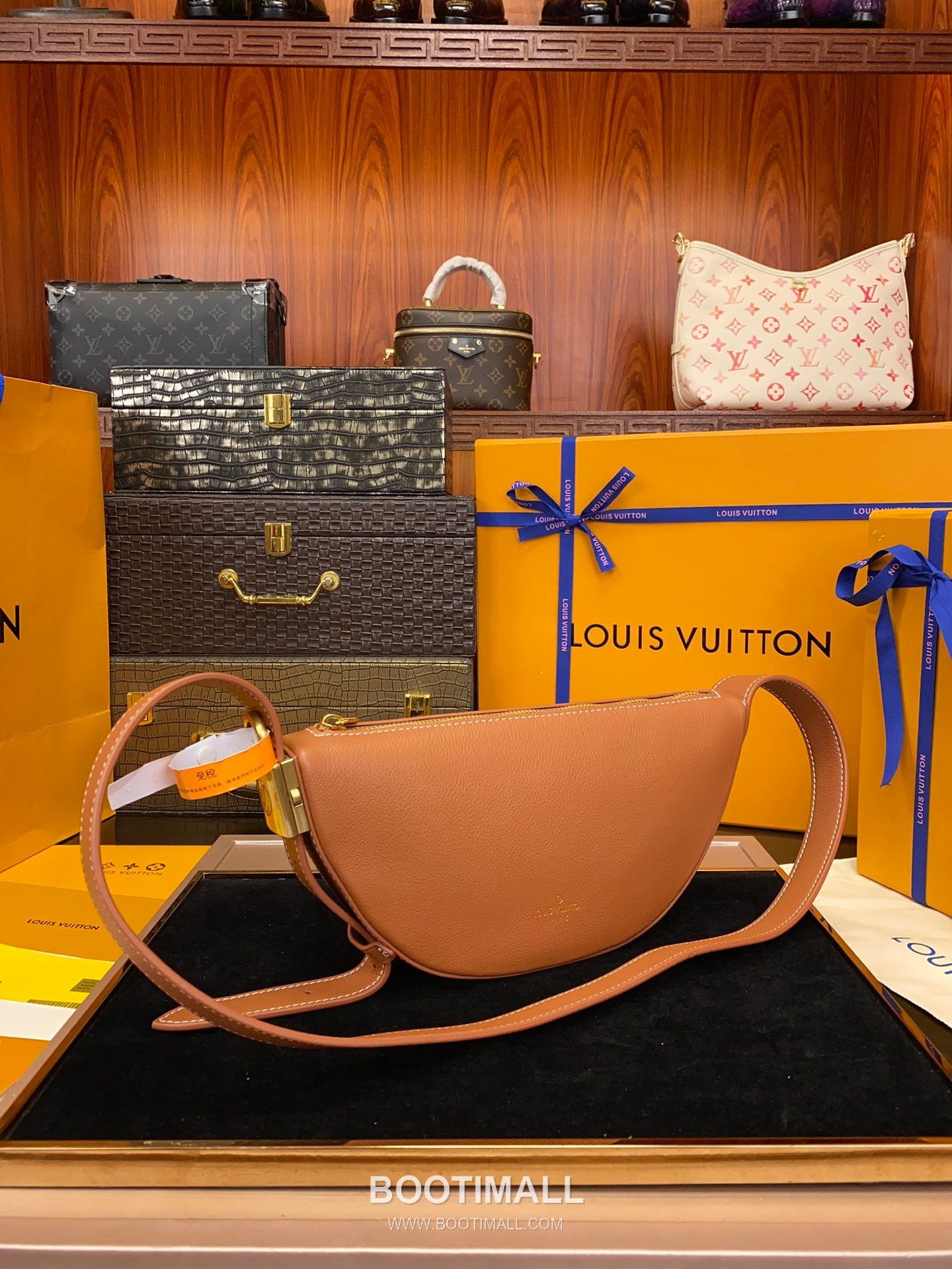 Louis Vuitton Low Key Bumbag Calfskin Leather Crossbody Bag with Zip Pocket Lock Detail 루이비통 로우키 범백 카프스킨 크로스백 지퍼 포켓 락 디테일 M83546 28cm 5