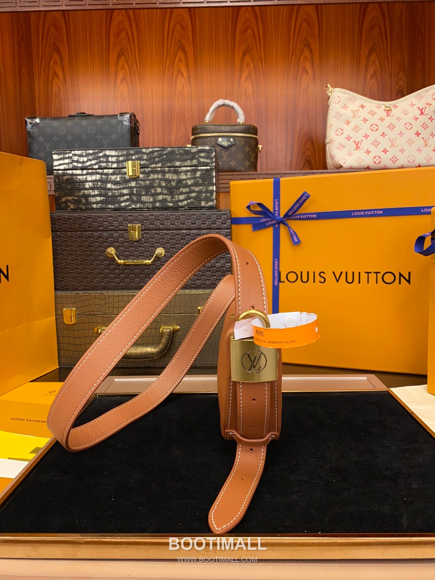 Louis Vuitton Low Key Bumbag Calfskin Leather Crossbody Bag with Zip Pocket Lock Detail 루이비통 로우키 범백 카프스킨 크로스백 지퍼 포켓 락 디테일 M83546 28cm 6