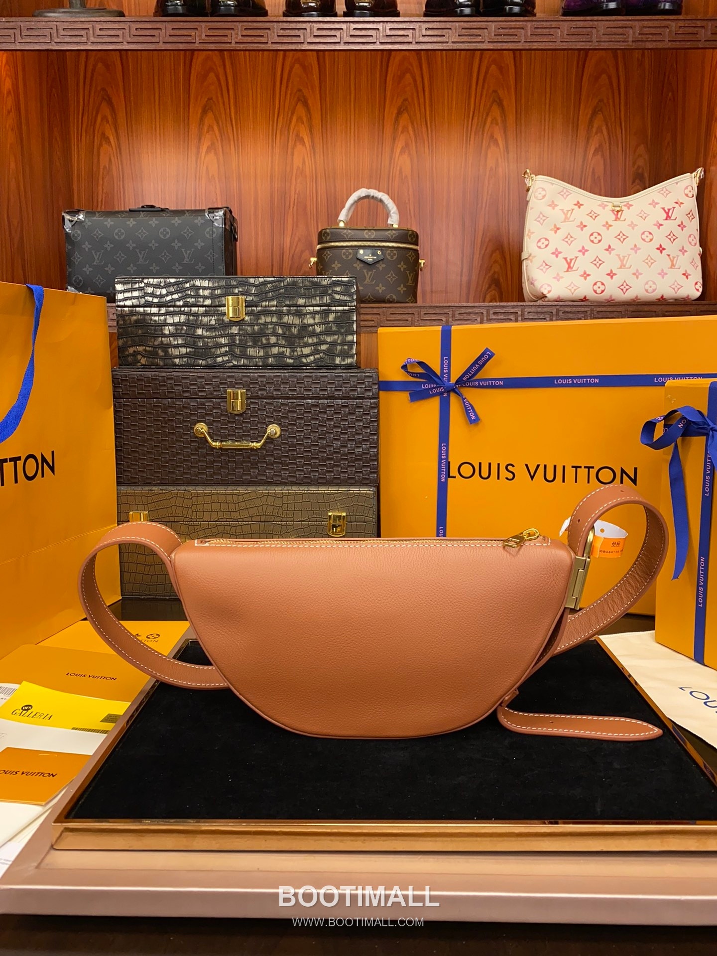 Louis Vuitton Low Key Bumbag Calfskin Leather Crossbody Bag with Zip Pocket Lock Detail 루이비통 로우키 범백 카프스킨 크로스백 지퍼 포켓 락 디테일 M83546 28cm 7