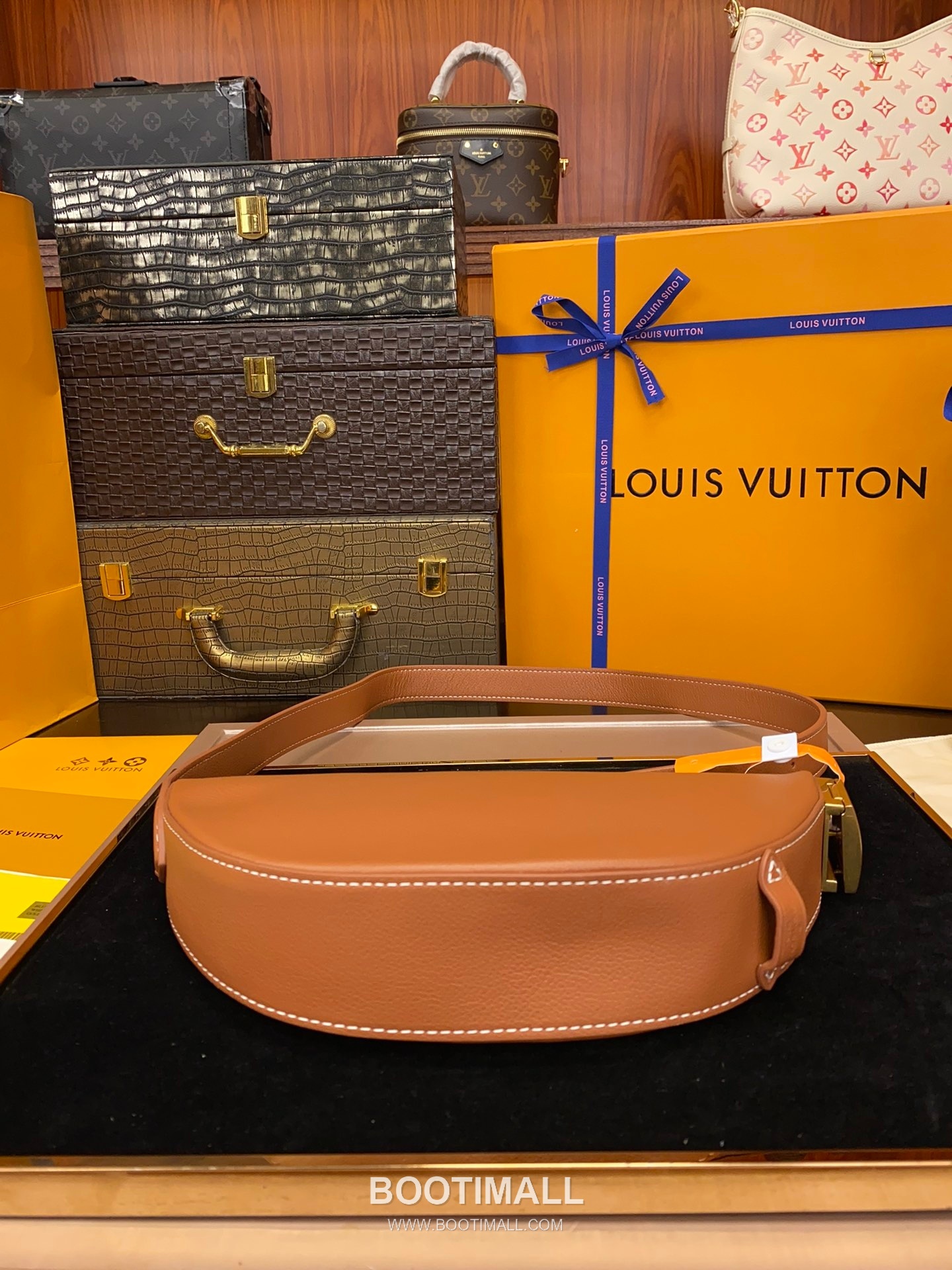 Louis Vuitton Low Key Bumbag Calfskin Leather Crossbody Bag with Zip Pocket Lock Detail 루이비통 로우키 범백 카프스킨 크로스백 지퍼 포켓 락 디테일 M83546 28cm 8