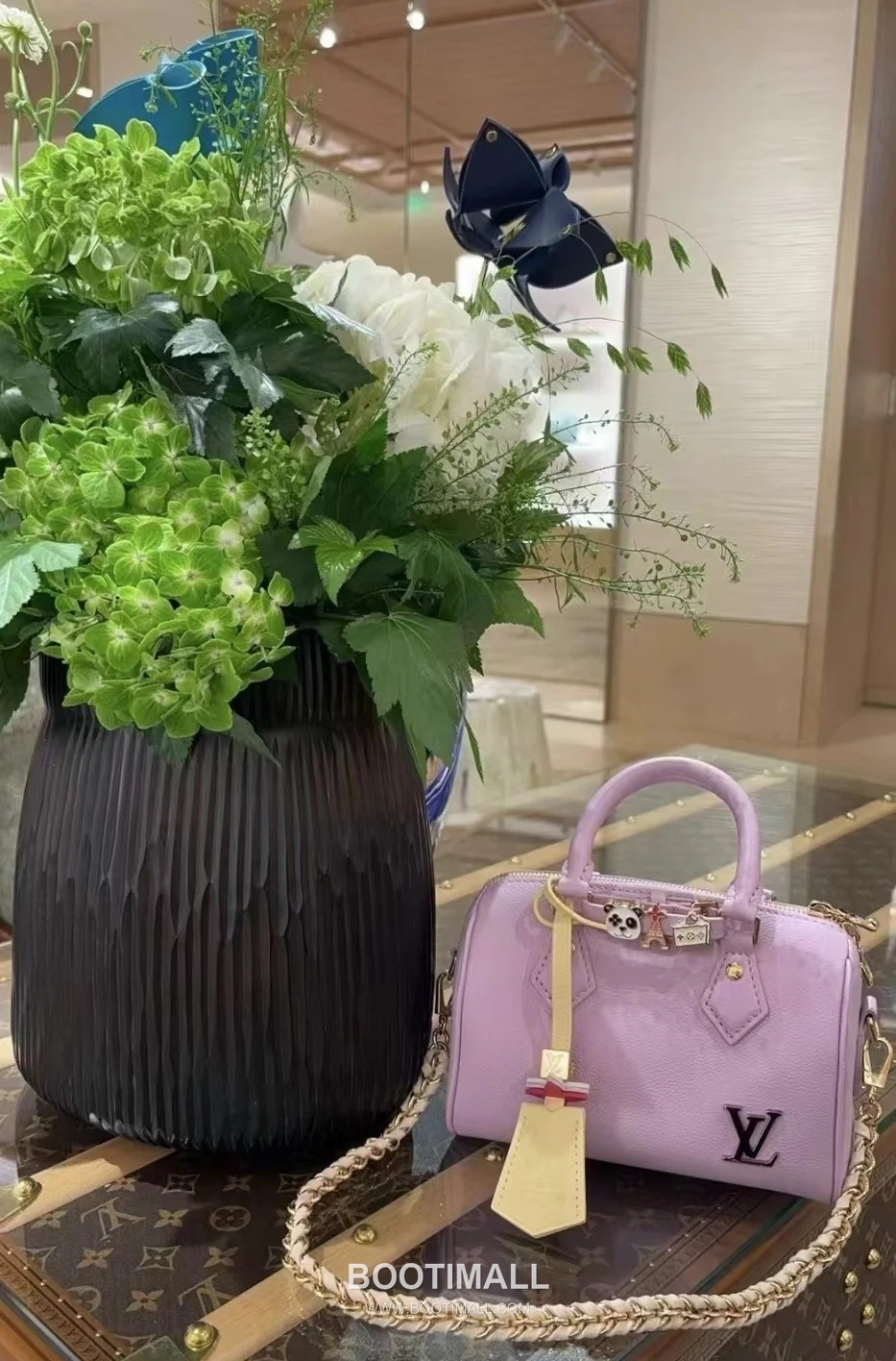 Louis Vuitton Speedy 18 Calfskin Leather Mini Boston Bag with Strap Charm Detail 루이비통 스피디18 카프스킨 미니 보스턴백 스트랩 참 디테일 M24598 18cm 2