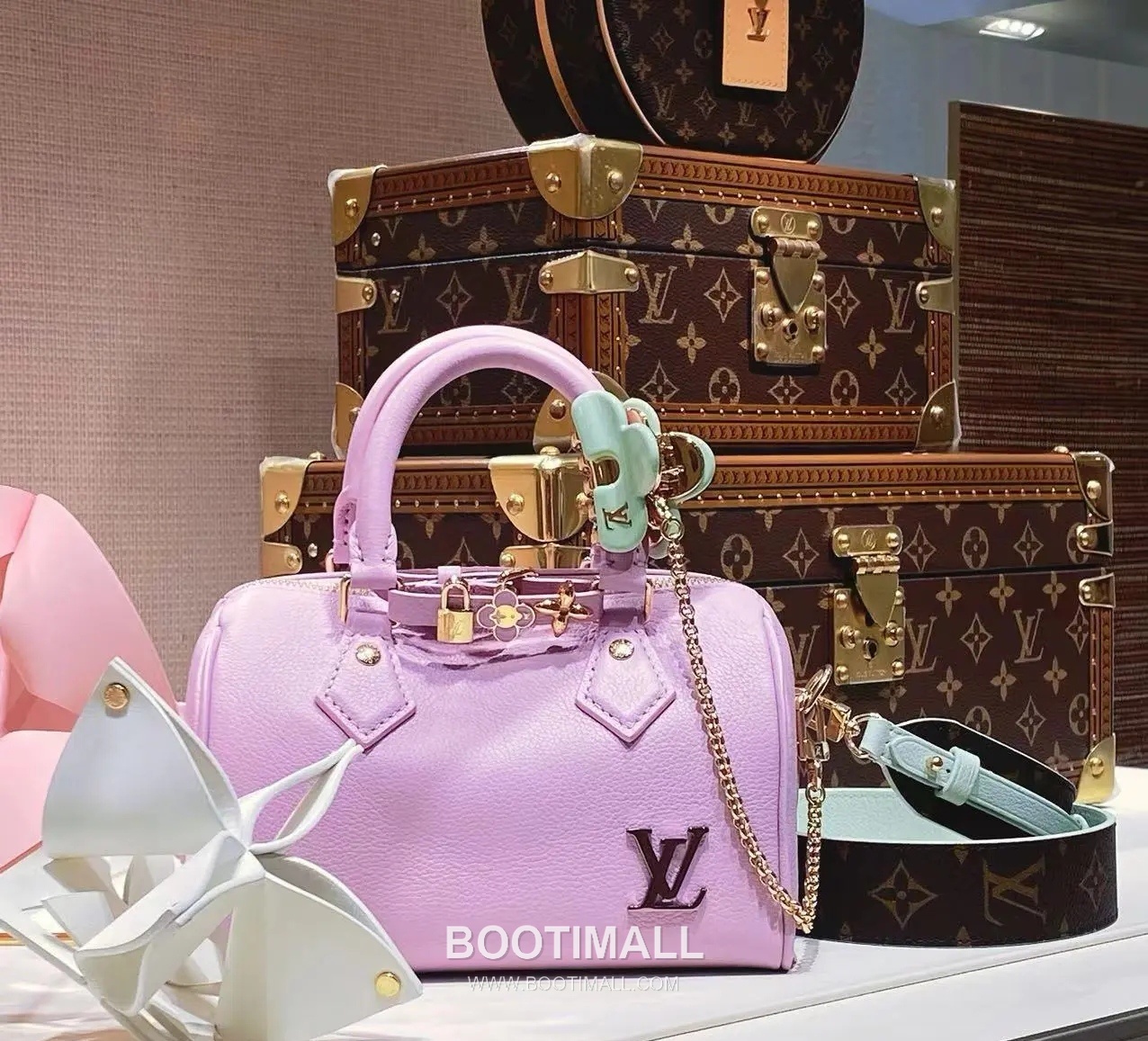 Louis Vuitton Speedy 18 Calfskin Leather Mini Boston Bag with Strap Charm Detail 루이비통 스피디18 카프스킨 미니 보스턴백 스트랩 참 디테일 M24598 18cm 3