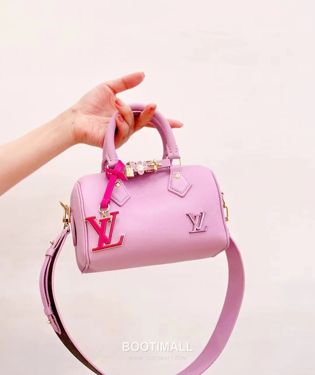 Louis Vuitton Speedy 18 Calfskin Leather Mini Boston Bag with Strap Charm Detail 루이비통 스피디18 카프스킨 미니 보스턴백 스트랩 참 디테일 M24598 18cm 4