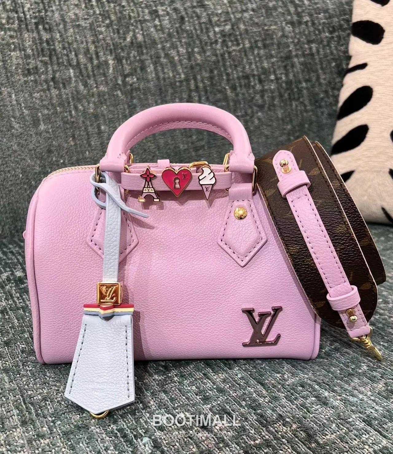 Louis Vuitton Speedy 18 Calfskin Leather Mini Boston Bag with Strap Charm Detail 루이비통 스피디18 카프스킨 미니 보스턴백 스트랩 참 디테일 M24598 18cm 8