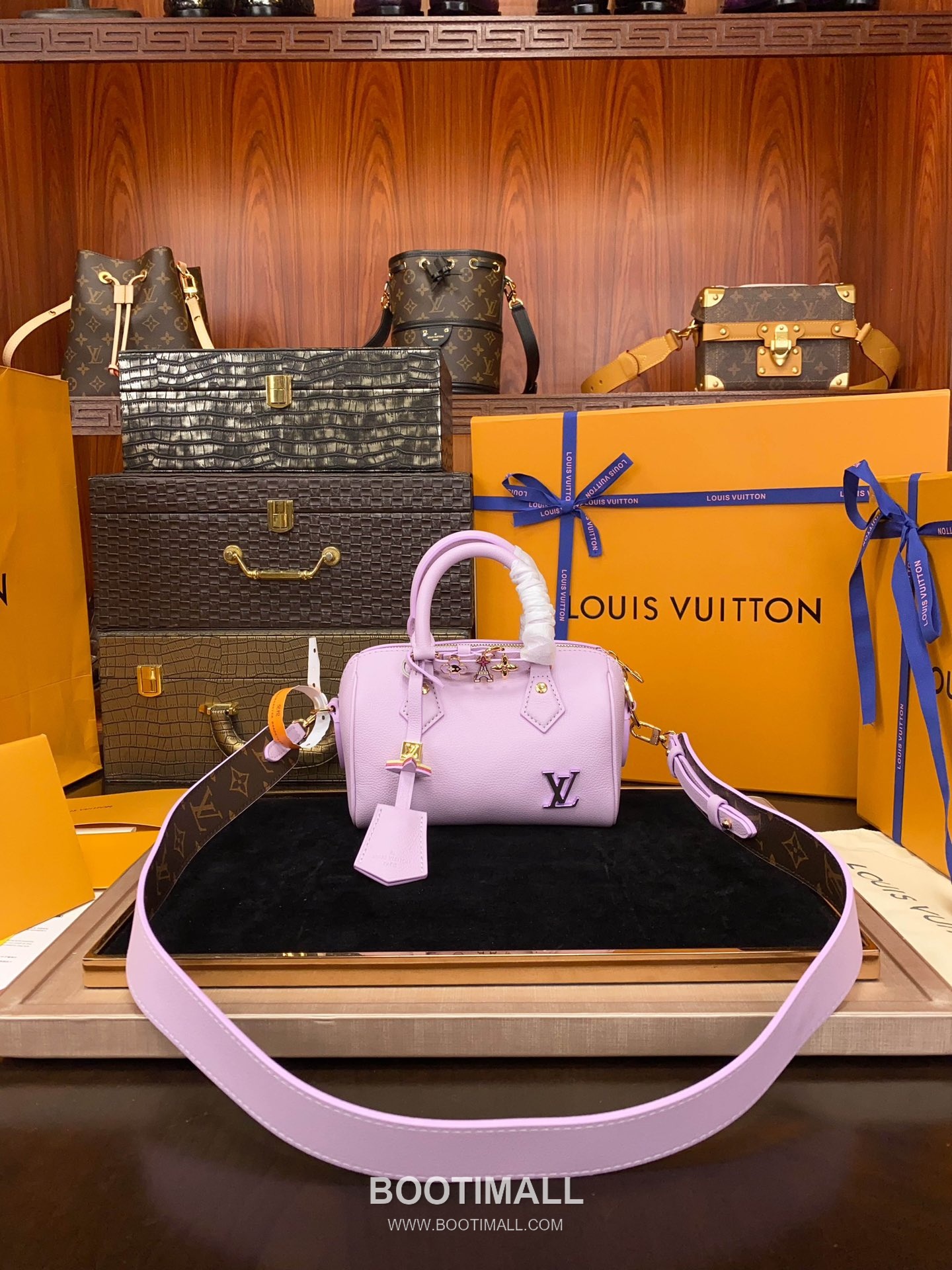 Louis Vuitton Speedy 18 Calfskin Leather Mini Boston Bag with Strap Charm Detail 루이비통 스피디18 카프스킨 미니 보스턴백 스트랩 참 디테일 M24598 18cm 10