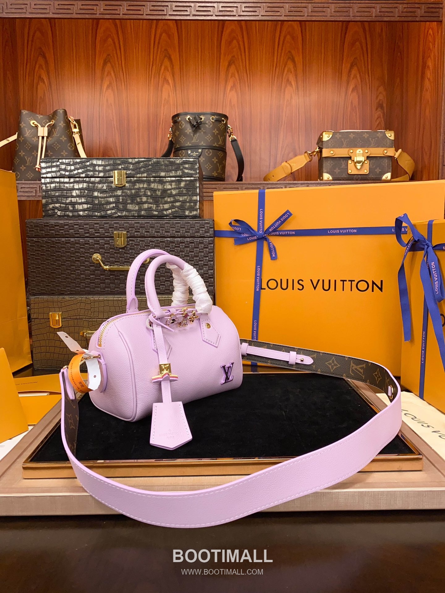 Louis Vuitton Speedy 18 Calfskin Leather Mini Boston Bag with Strap Charm Detail 루이비통 스피디18 카프스킨 미니 보스턴백 스트랩 참 디테일 M24598 18cm 11