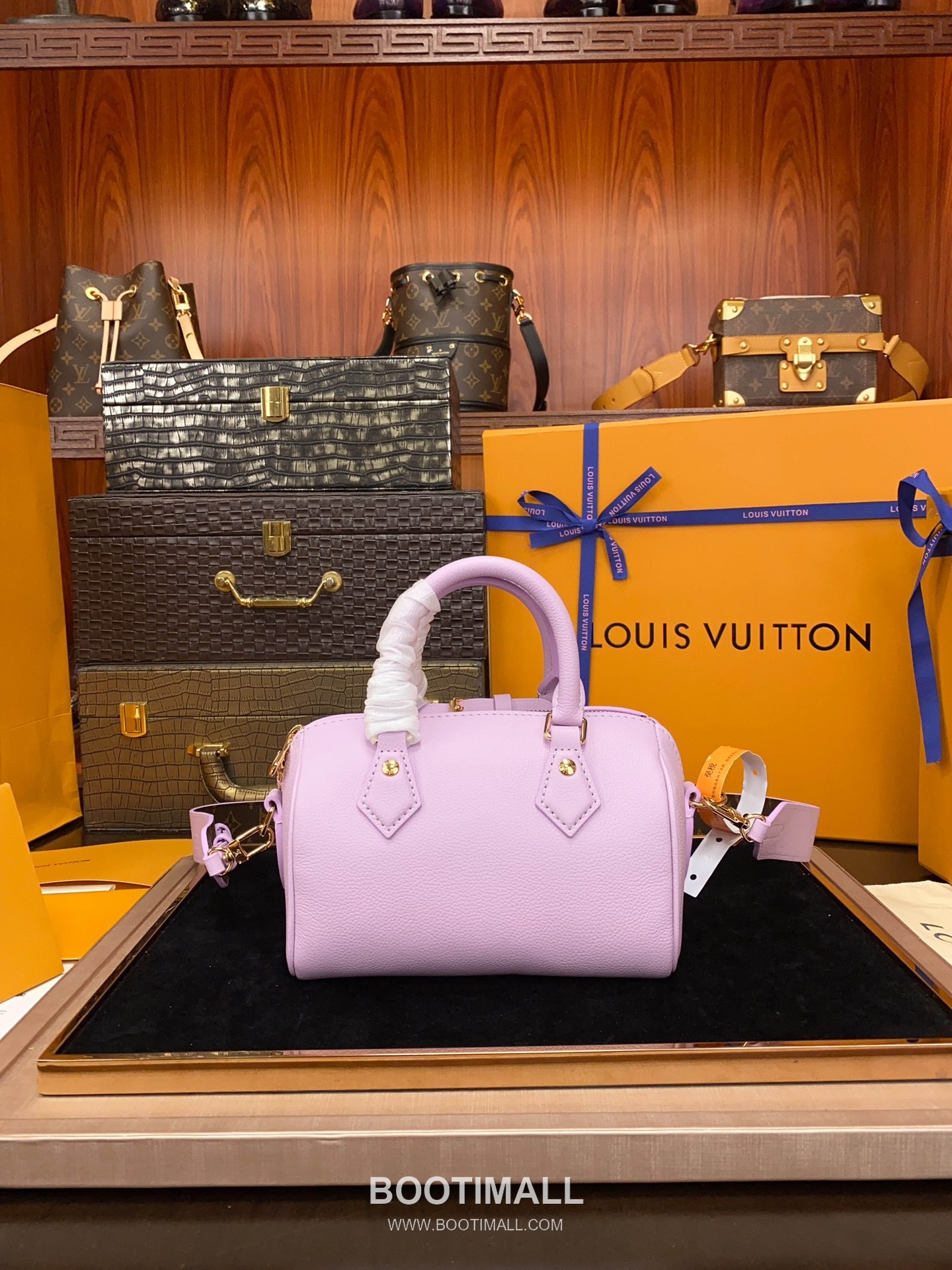 Louis Vuitton Speedy 18 Calfskin Leather Mini Boston Bag with Strap Charm Detail 루이비통 스피디18 카프스킨 미니 보스턴백 스트랩 참 디테일 M24598 18cm 13