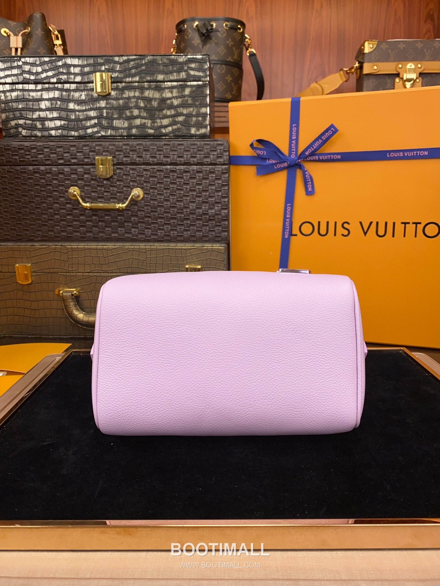 Louis Vuitton Speedy 18 Calfskin Leather Mini Boston Bag with Strap Charm Detail 루이비통 스피디18 카프스킨 미니 보스턴백 스트랩 참 디테일 M24598 18cm 14