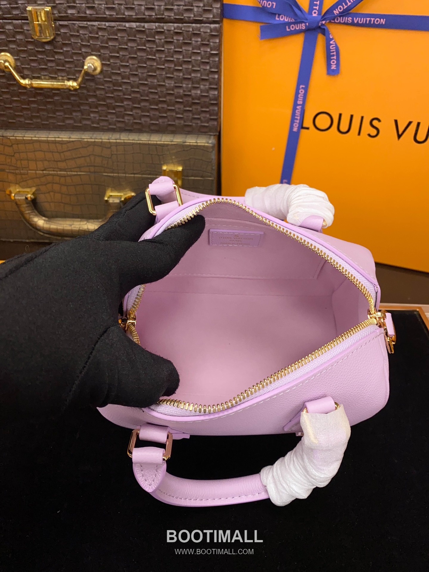 Louis Vuitton Speedy 18 Calfskin Leather Mini Boston Bag with Strap Charm Detail 루이비통 스피디18 카프스킨 미니 보스턴백 스트랩 참 디테일 M24598 18cm 17