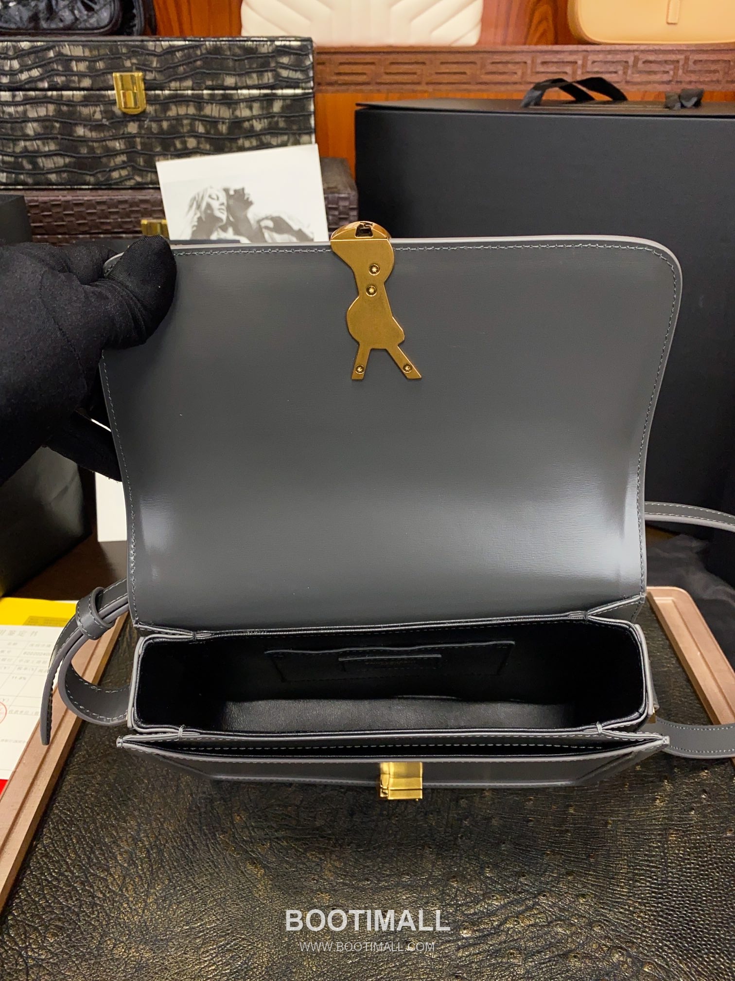 Saint Laurent Monogram Medium Grain Leather Flap Shoulder Bag with YSL Turn Lock 루이생로랑 모노그램 그레인 레더 플랩 숄더백 YSL 턴락 634305 23cm 8