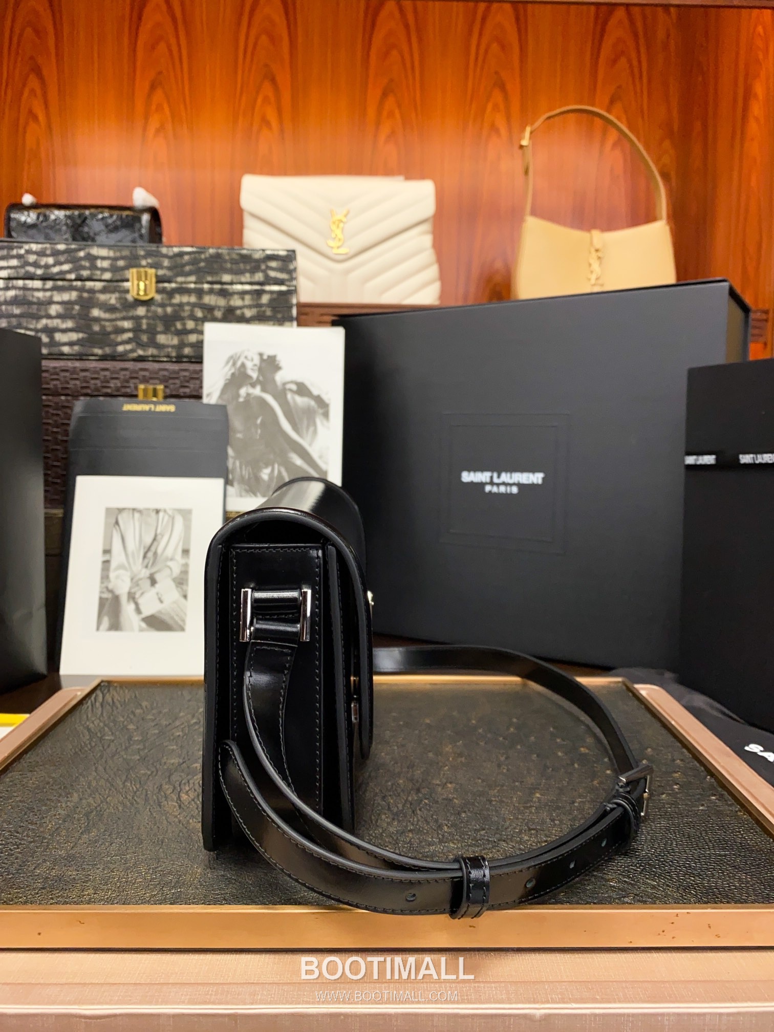 Saint Laurent Monogram Medium Grain Leather Flap Shoulder Bag with YSL Turn Lock 루이생로랑 모노그램 그레인 레더 플랩 숄더백 YSL 턴락 634305 23cm 2