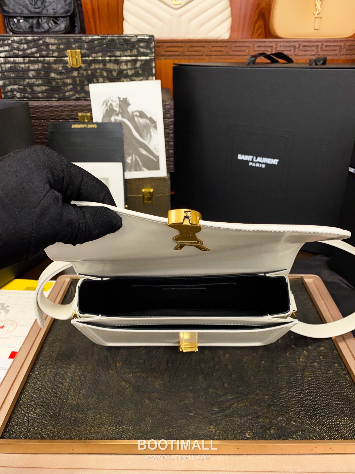 Saint Laurent Monogram Medium Grain Leather Flap Shoulder Bag with YSL Turn Lock 루이생로랑 모노그램 그레인 레더 플랩 숄더백 YSL 턴락 634305 23cm 8