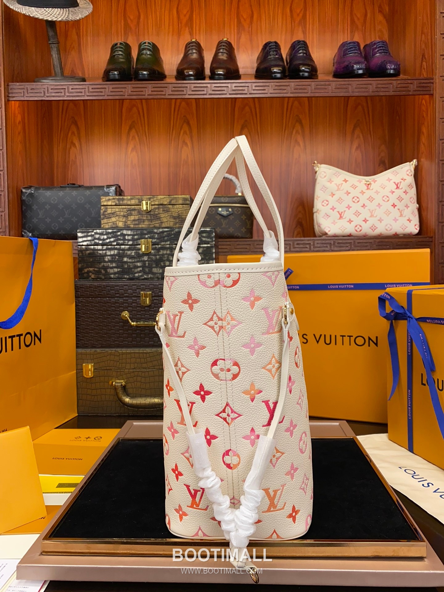 Louis Vuitton Neverfull MM Monogram Empreinte Leather Tote Bag with Gradient Sunrise Print 루이비통 네버풀 MM 모노그램 앙프렝뜨 레더 토트백 그라데이션 프린트 M47080 31cm 12