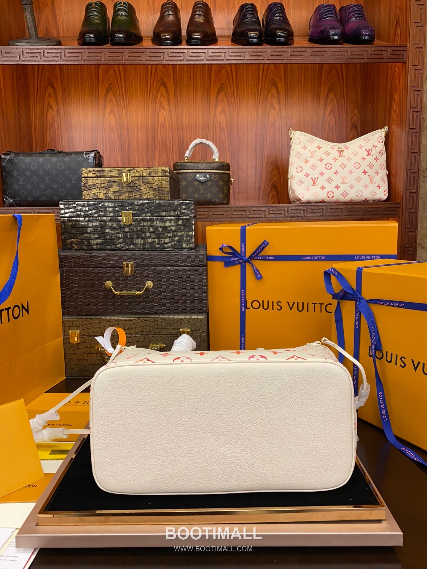 Louis Vuitton Neverfull MM Monogram Empreinte Leather Tote Bag with Gradient Sunrise Print 루이비통 네버풀 MM 모노그램 앙프렝뜨 레더 토트백 그라데이션 프린트 M47080 31cm 14