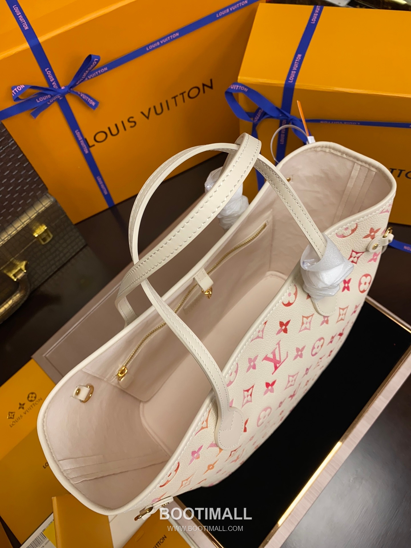 Louis Vuitton Neverfull MM Monogram Empreinte Leather Tote Bag with Gradient Sunrise Print 루이비통 네버풀 MM 모노그램 앙프렝뜨 레더 토트백 그라데이션 프린트 M47080 31cm 15
