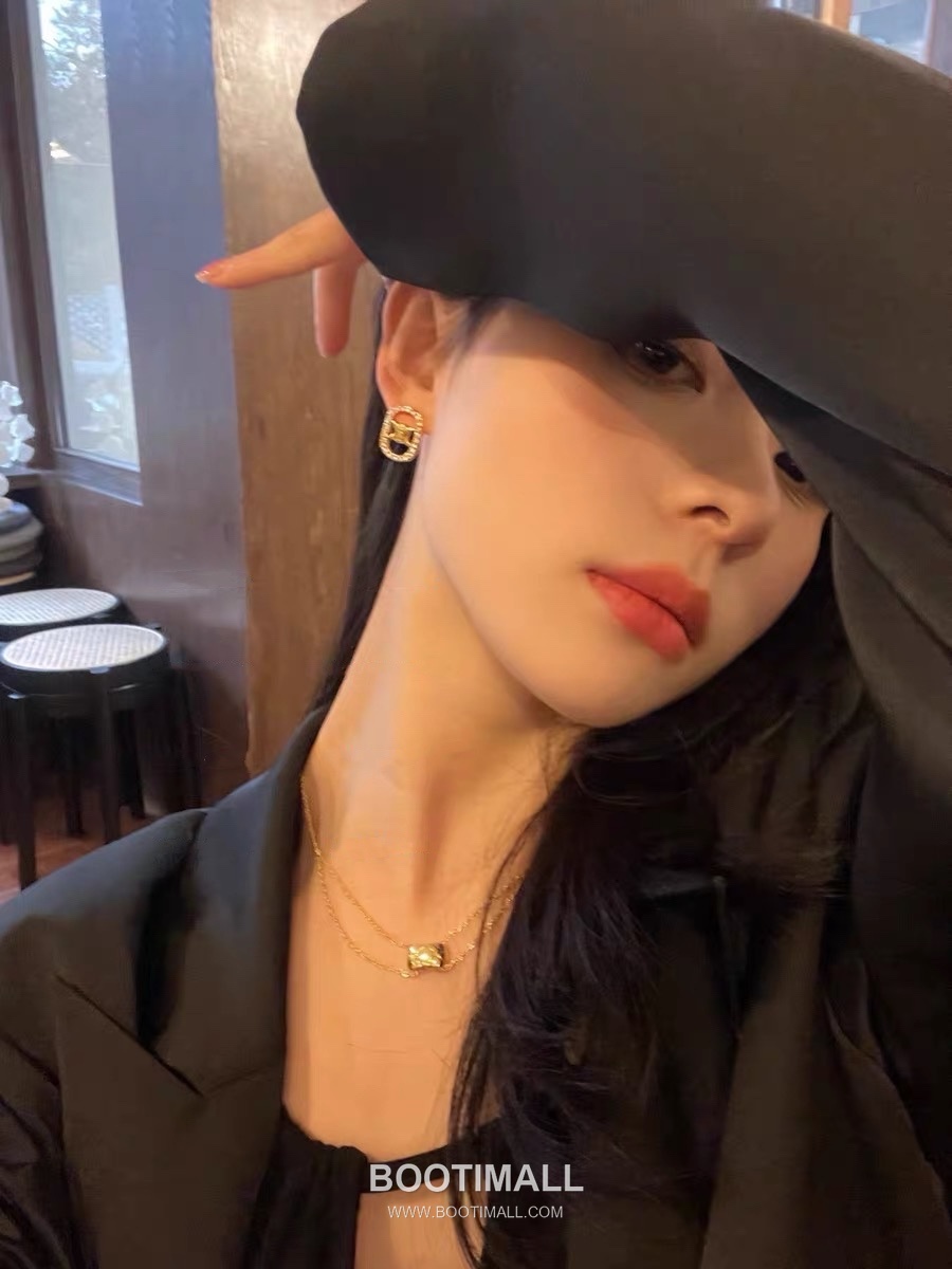 Celine Triomphe Brass Gold Plated Earring with Rectangle Logo Stud 셀린느 트리옹프 황동 베이스 금도금 이어링 직사각 로고 스터드 2