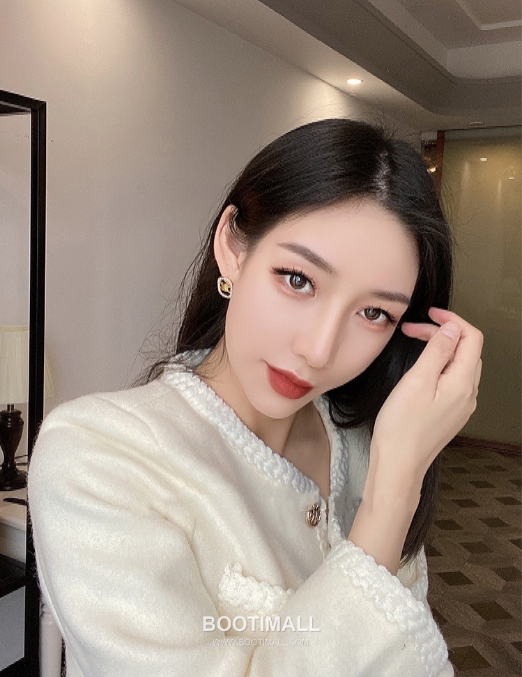 Celine Triomphe Brass Gold Plated Earring with Rectangle Logo Stud 셀린느 트리옹프 황동 베이스 금도금 이어링 직사각 로고 스터드 8