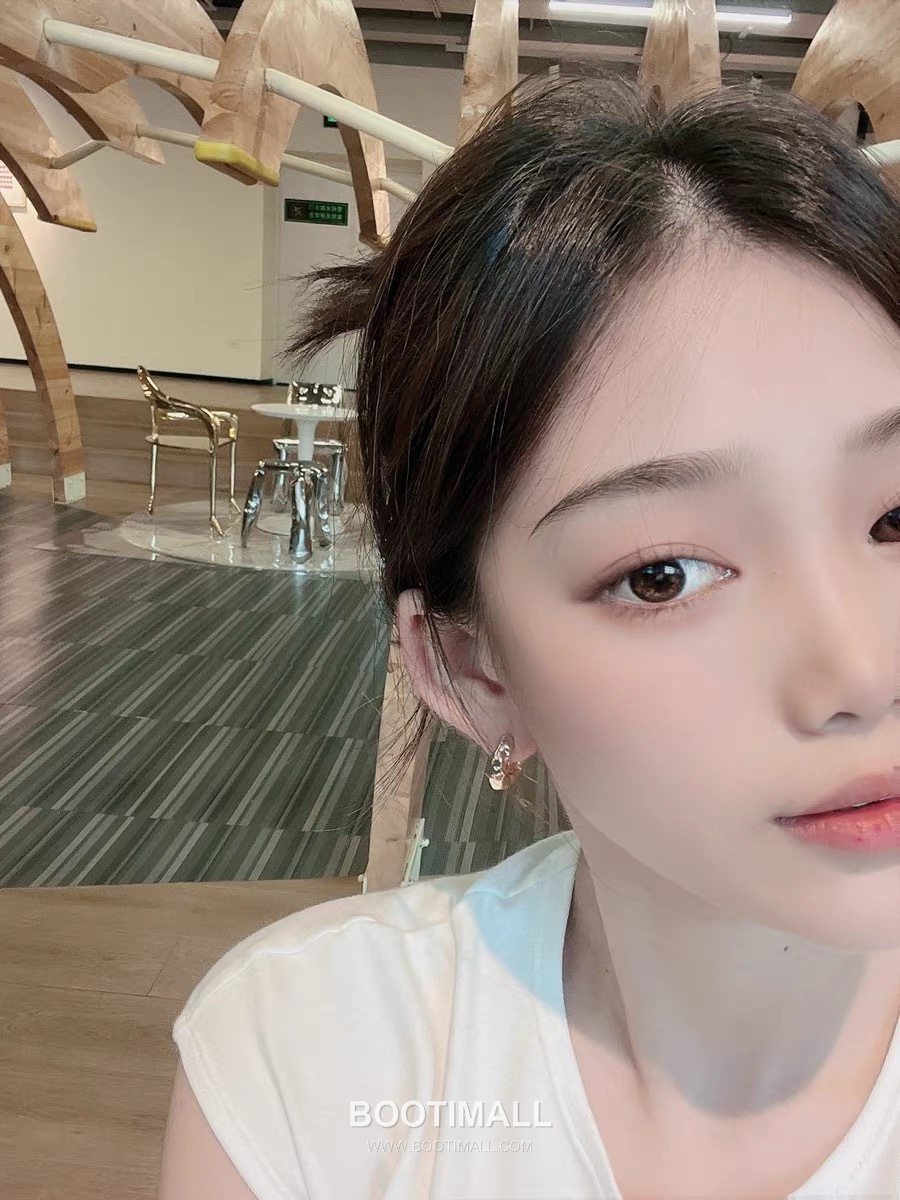 Minimal Textured Brass Gold Plated Earring with Small Hoop Design 미니멀 텍스처 황동 베이스 금도금 이어링 스몰 후프 디자인 1