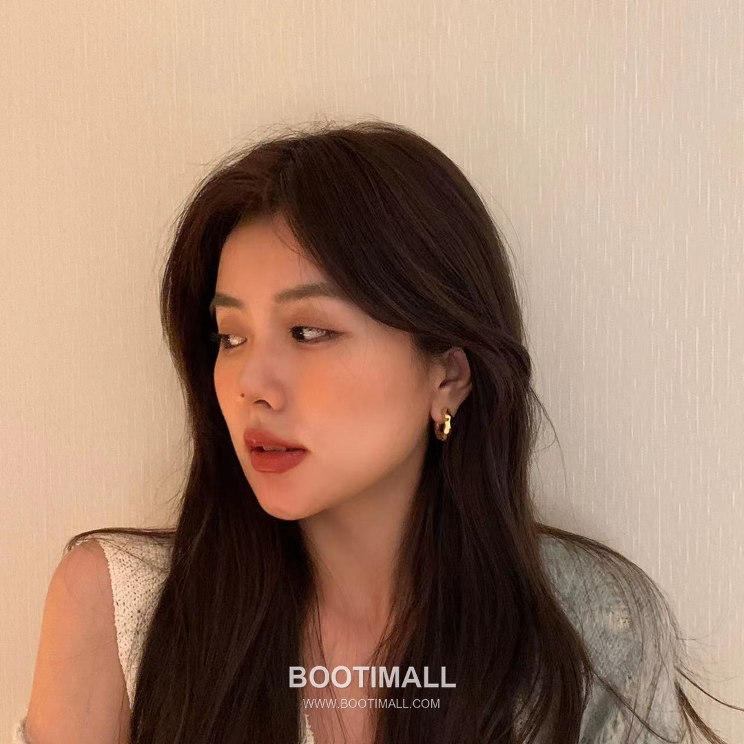 Minimal Textured Brass Gold Plated Earring with Small Hoop Design 미니멀 텍스처 황동 베이스 금도금 이어링 스몰 후프 디자인 2