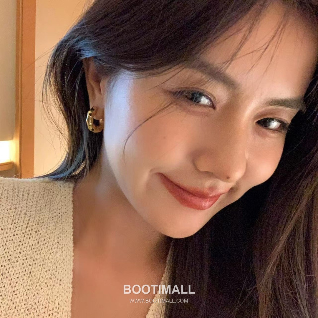 Minimal Textured Brass Gold Plated Earring with Small Hoop Design 미니멀 텍스처 황동 베이스 금도금 이어링 스몰 후프 디자인 3