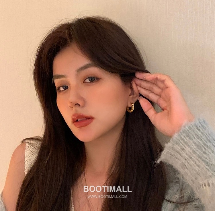 Minimal Textured Brass Gold Plated Earring with Small Hoop Design 미니멀 텍스처 황동 베이스 금도금 이어링 스몰 후프 디자인 4