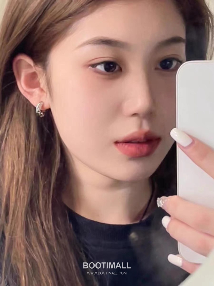 Minimal Textured Brass Gold Plated Earring with Small Hoop Design 미니멀 텍스처 황동 베이스 금도금 이어링 스몰 후프 디자인 5