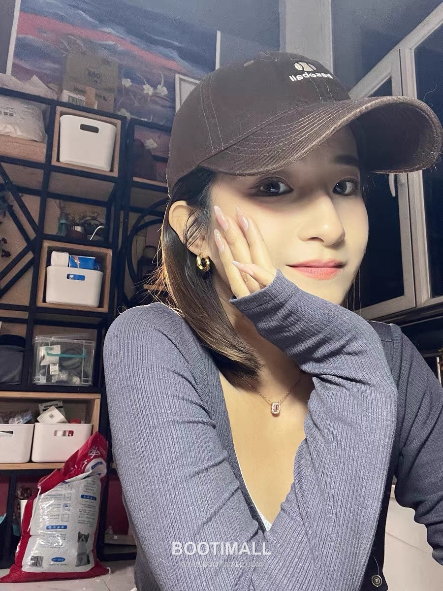 Minimal Textured Brass Gold Plated Earring with Small Hoop Design 미니멀 텍스처 황동 베이스 금도금 이어링 스몰 후프 디자인 6