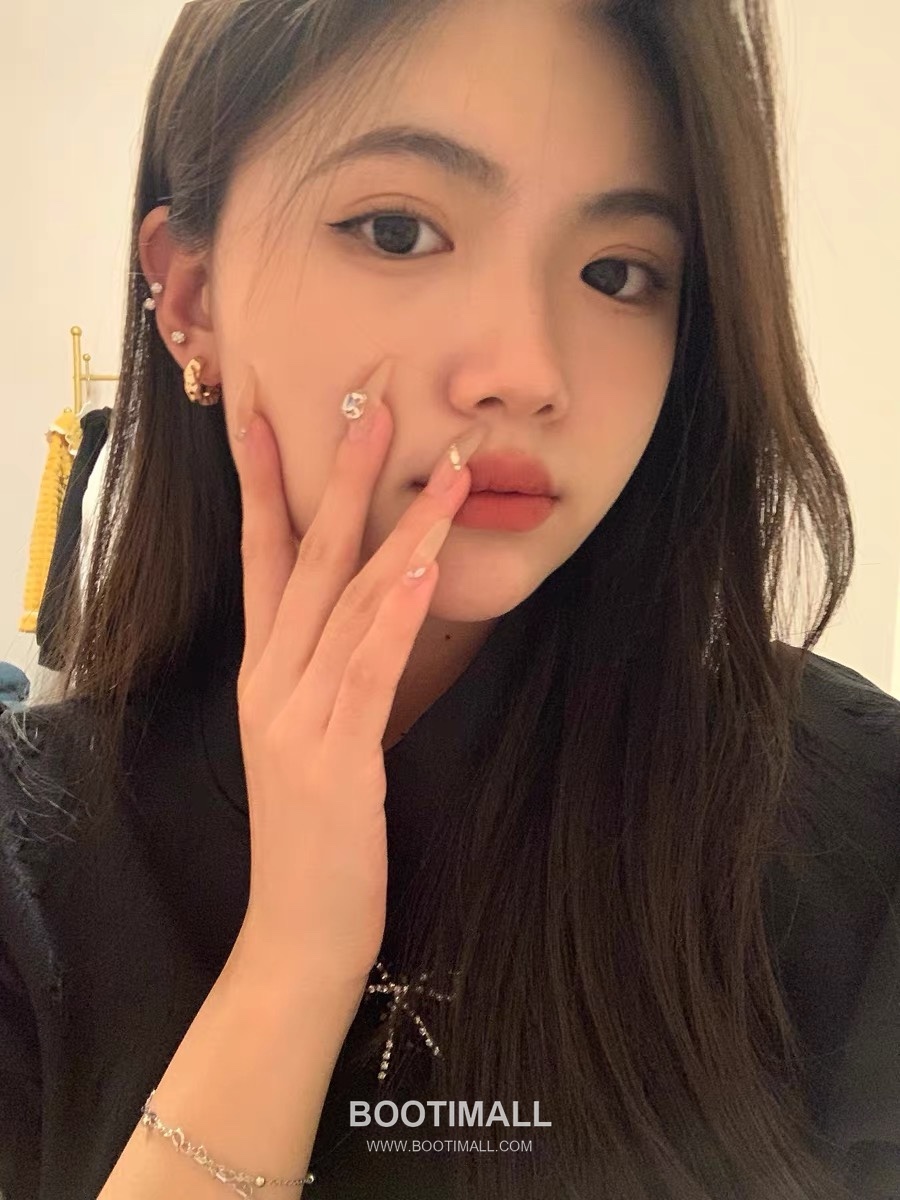 Minimal Textured Brass Gold Plated Earring with Small Hoop Design 미니멀 텍스처 황동 베이스 금도금 이어링 스몰 후프 디자인 7