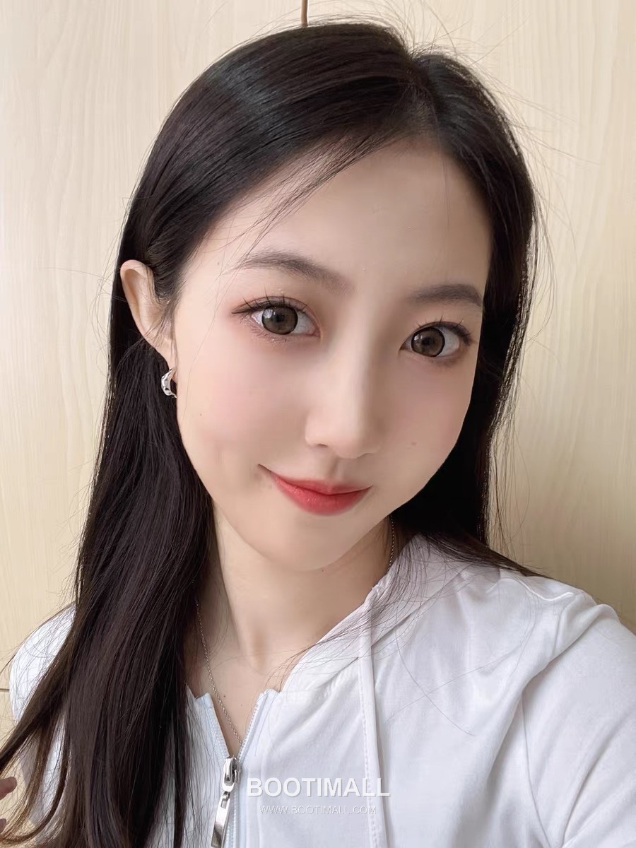 Minimal Textured Brass Gold Plated Earring with Small Hoop Design 미니멀 텍스처 황동 베이스 금도금 이어링 스몰 후프 디자인 8