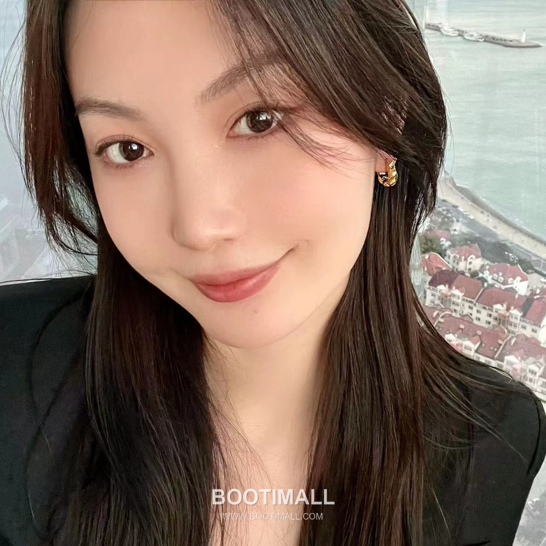 Minimal Textured Brass Gold Plated Earring with Small Hoop Design 미니멀 텍스처 황동 베이스 금도금 이어링 스몰 후프 디자인 9