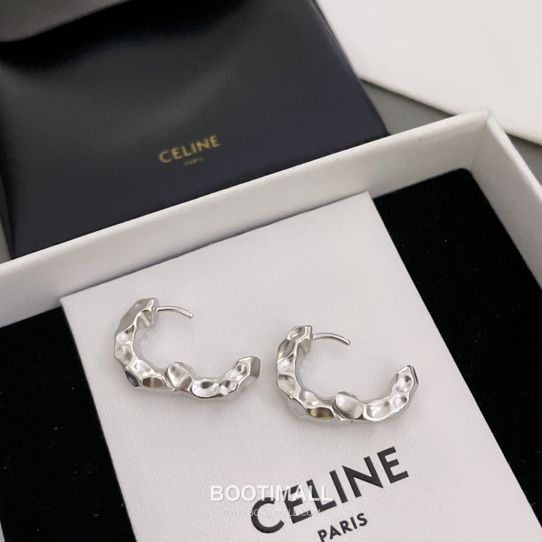 Minimal Textured Brass Gold Plated Earring with Small Hoop Design 미니멀 텍스처 황동 베이스 금도금 이어링 스몰 후프 디자인 15